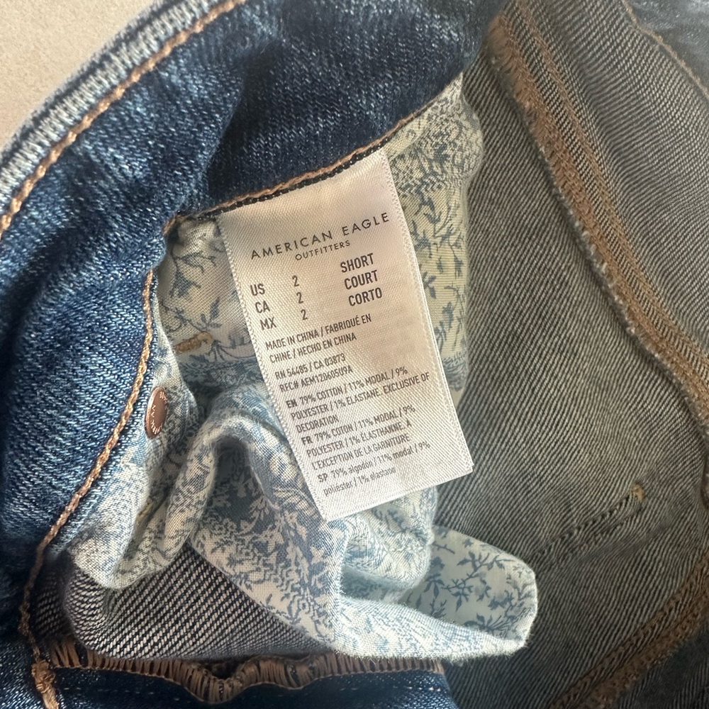 American Eagle Distressed Mom Jeans size 2 - Picture 9 of 14